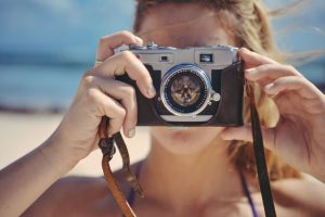 Single-Frau aus Hamburg flirtet am Strand und macht Fotos von ihrem Flirt-Partner