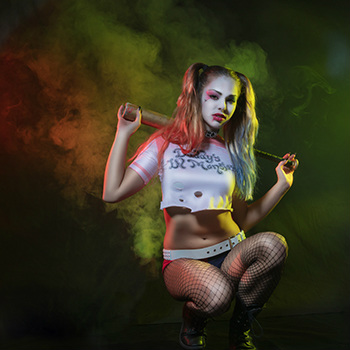 Frau als Harley Quinn verkleidet 