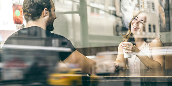 Hamburger Singles beim Date im Café