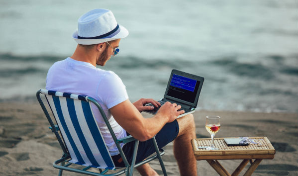 Hamburger Singles Entwickler arbeitet am Strand