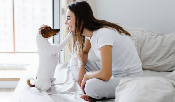 Single Frau flirtet mit ihrem Hund in Hamburg