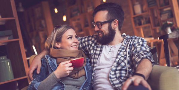 Hamburger Singles flirten im Café