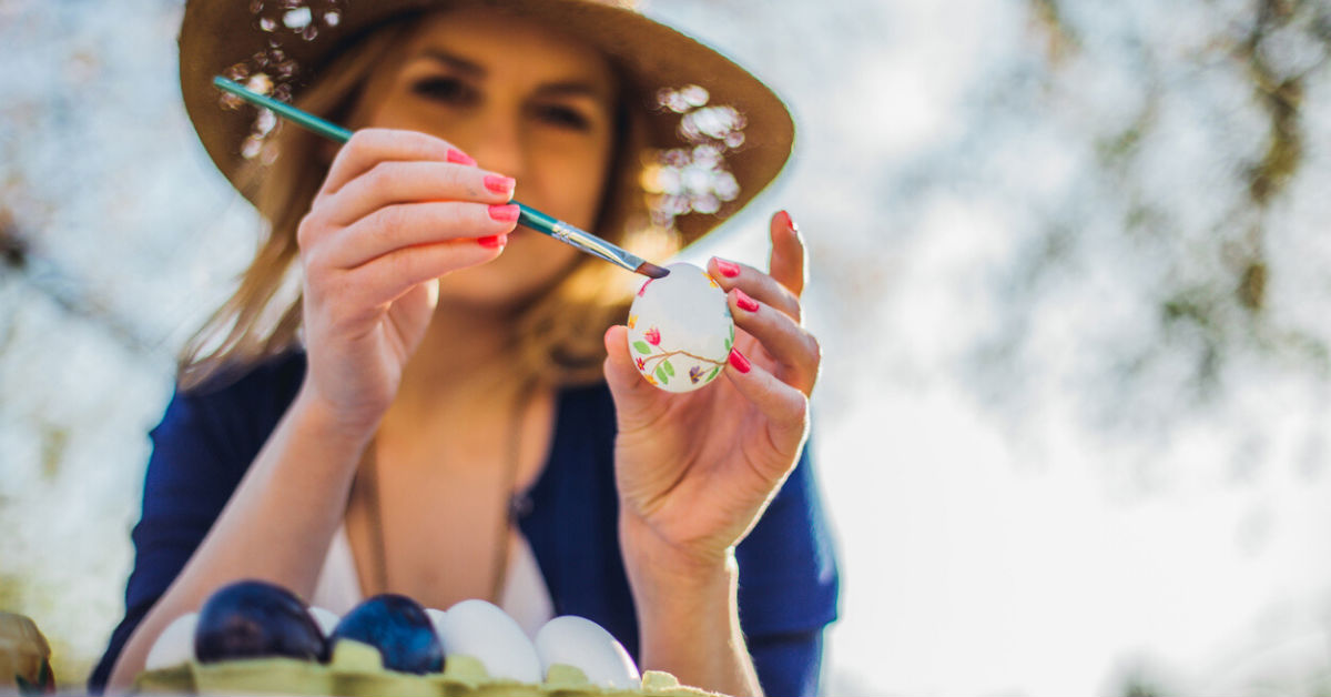 Hamburgerin malt Osterei an und flirtet nebenbei per App