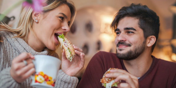 Hamburger Singles flirten beim Essen