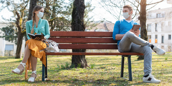 Hamburger Singles flirten mit Mundschaft auf einer Bank im Freien