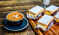 Café trinken im Glück und Selig / schillen  am Weiher 